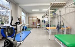 Gabinet rehabilitacji z podstawowym wyposażeniem