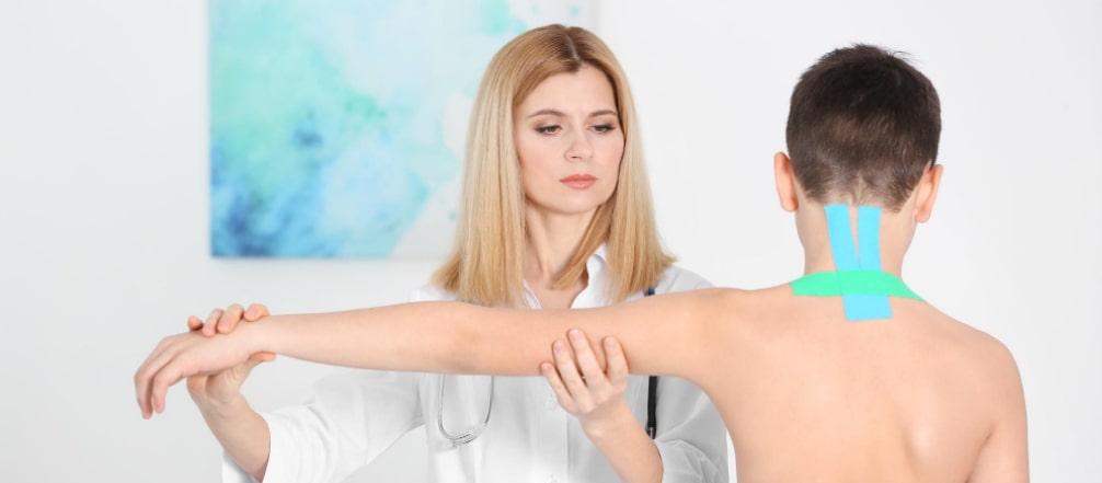 Fizjoterapeuta rehabilituje chłopca